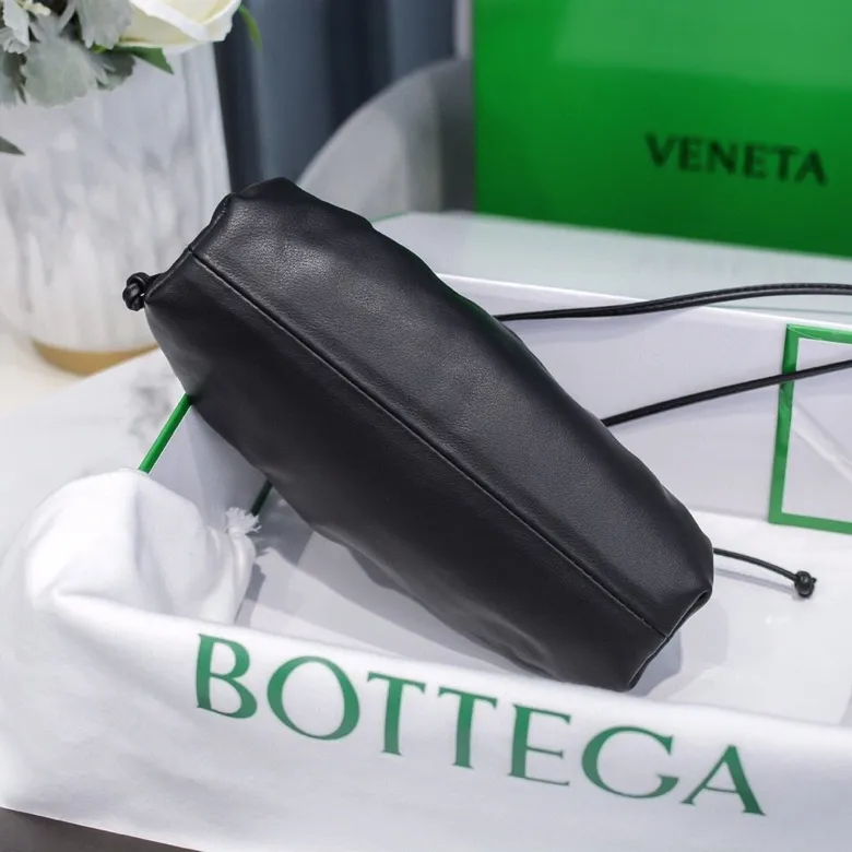 Batch 1120 Bottega Veneta cloud bag ☁️POUCH series Original plain calfskin, super low-key and durable, soft and casual. Major internet celebrity bloggers are crazy about calling it fashionable and classy, ​​lazy and intellectual. Small size: 23*13*8 (small cloud plain) black, model number; 6671